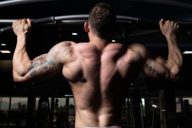 erkek atlet çekme işi ups