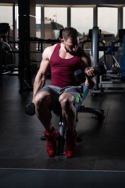 Pazı egzersiz bir spor salonunda Dumbbells ile