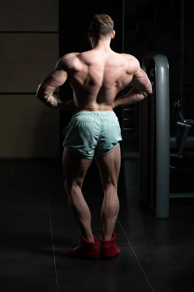 Στέκεται ισχυρό στο γυμναστήριο — Φωτογραφία Αρχείου