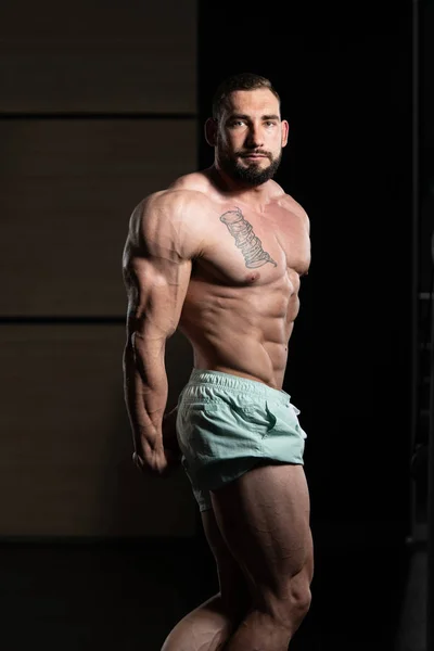 Retrato de un joven musculoso físicamente en forma — Foto de Stock