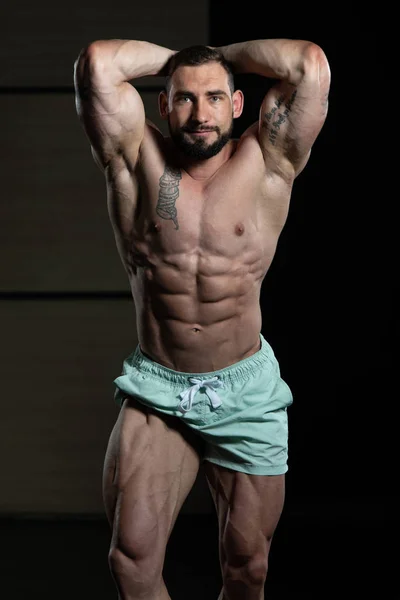 Здоровий молодий чоловік гнучкі м'язи — стокове фото
