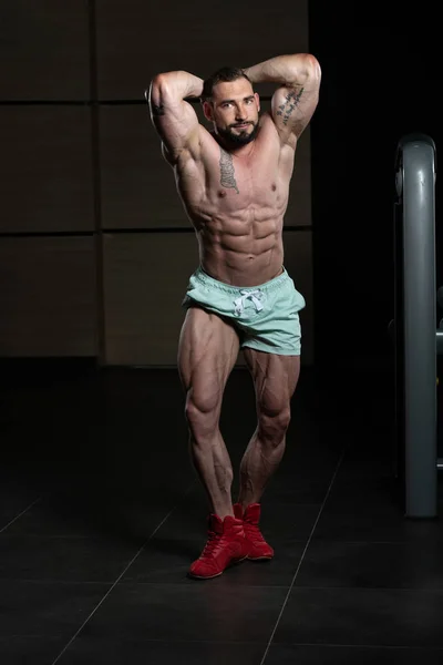 Retrato de un joven musculoso físicamente en forma — Foto de Stock