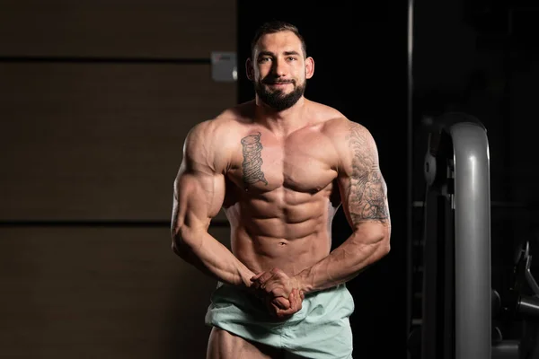 Bodybuilder utför mest muskulös pose — Stockfoto