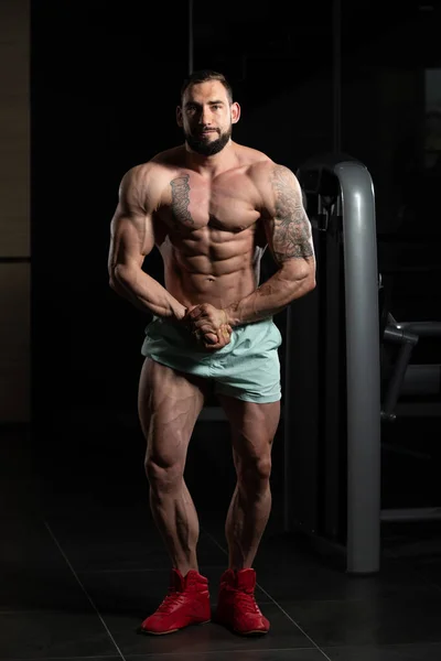 Bodybuilder utför mest muskulös pose — Stockfoto