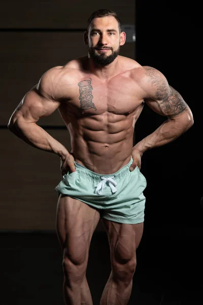 Bodybuilder in muskulöser Pose — Stockfoto