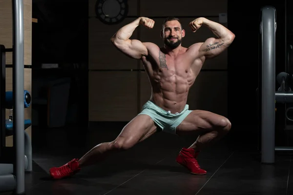 Gespierde mannen raakt achterste dubbele biceps pose — Stockfoto