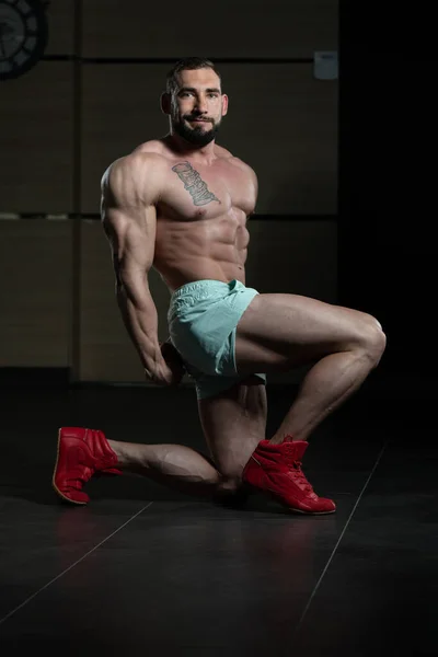 Jeune homme en bonne santé Muscles flexibles — Photo