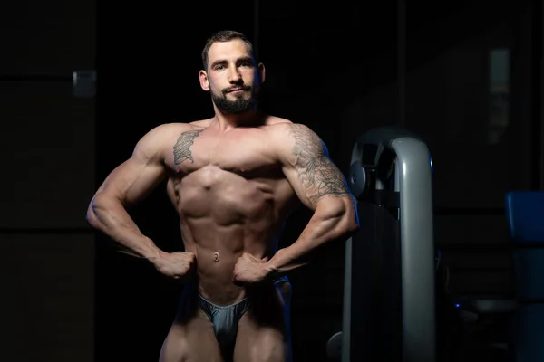 Jeune homme en bonne santé Muscles flexibles — Photo