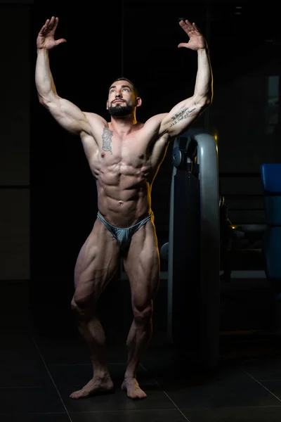 展示肌肉在健身房的肌肉男 — 图库照片
