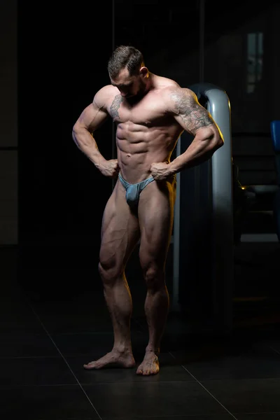 Bonito Muscular Homem Flexante Músculos Em Ginásio — Fotografia de Stock