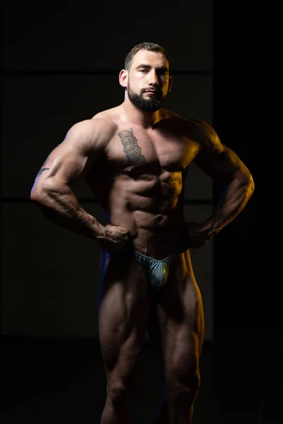 展示肌肉在健身房的肌肉男 — 图库照片