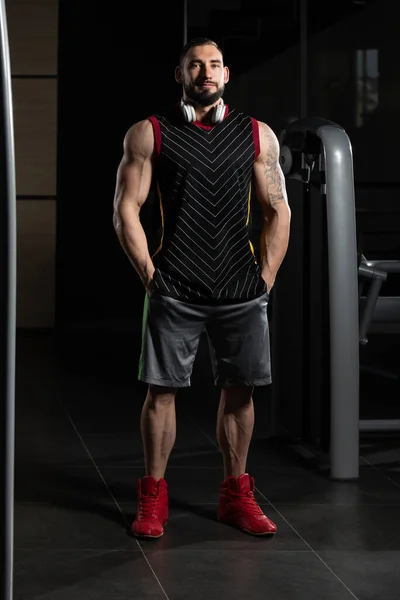 Allvarliga kroppsbyggare står i gymmet — Stockfoto