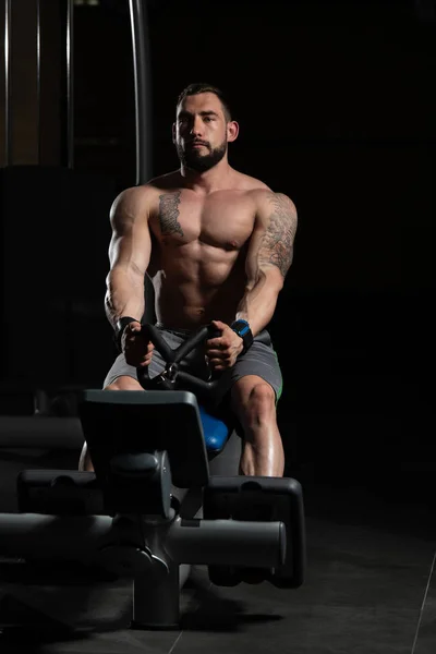 М'язистий чоловік робить важку вправу для спини — стокове фото