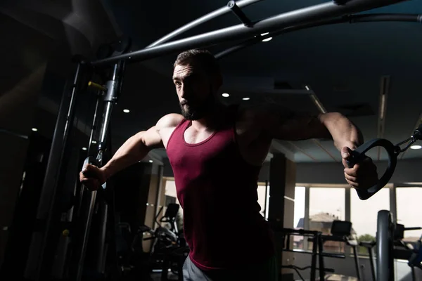 Hombre muscular ejercitando el pecho —  Fotos de Stock