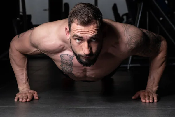 Mann macht Liegestütze im Fitnessstudio — Stockfoto