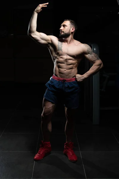 Biceps Pose Of A Young Man In Gym — Stock Photo, Image