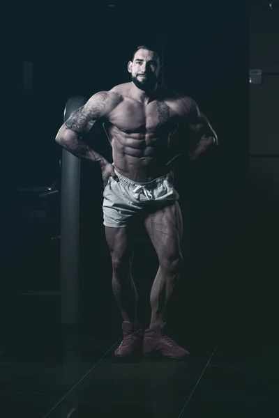 Красивий м'язистий чоловік гнучкі м'язи в тренажерному залі — стокове фото