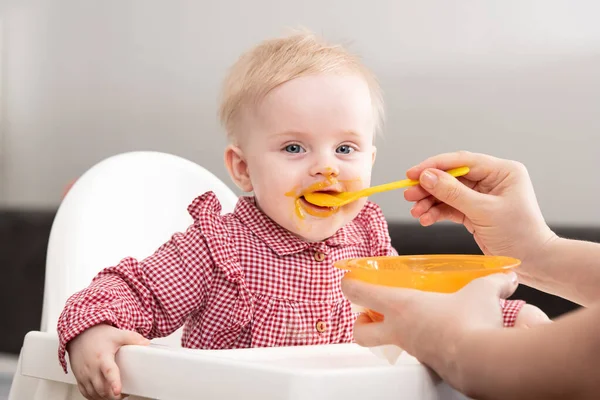 Mother Feeding Her Baby Daughter Spoon Mother Giving Healthy Food — Stock Photo, Image