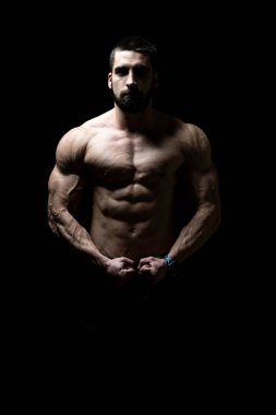 Genç Vücut Geliştiren Kaslar - Siyah Kara Yer 'de Tecrit - Boşluğu Kopyala