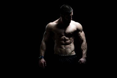 Genç Vücut Geliştiren Kaslar - Siyah Kara Yer 'de Tecrit - Boşluğu Kopyala