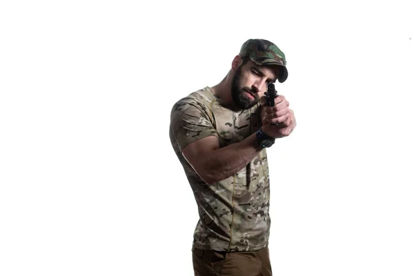 アメリカ海兵隊特殊作戦白を背景に戦闘の準備ができている現代の戦闘兵士 — ストック写真