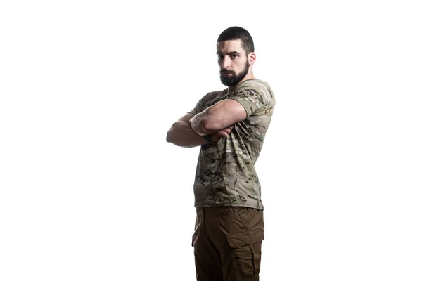 白い背景に交差する若い兵士の腕の肖像 — ストック写真