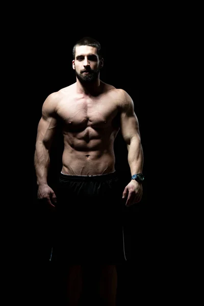 Junger Bodybuilder Lässt Muskeln Spielen Isoliert Auf Schwarzem Untergrund Copy — Stockfoto