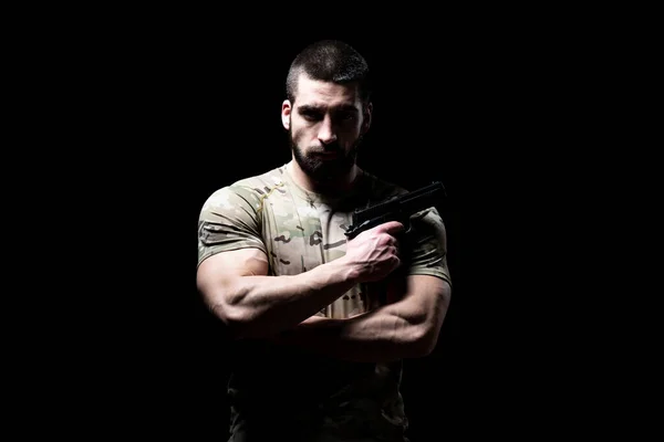 アメリカ海兵隊特殊作戦黒を背景に戦闘の準備ができている現代の戦闘兵士 — ストック写真