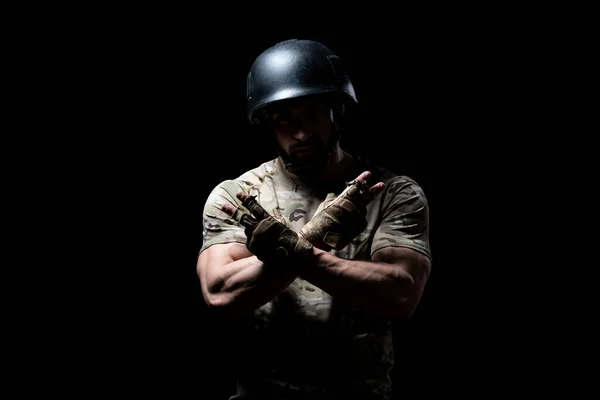 黒を背景にヘルメットとアメリカ海兵隊特殊作戦現代の戦闘兵士の肖像 — ストック写真
