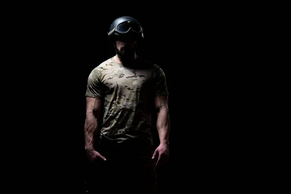 アメリカ海兵隊特殊作戦ヘルメット火力武器を装備した現代の戦闘兵士ブラックを背景に戦闘準備完了 — ストック写真