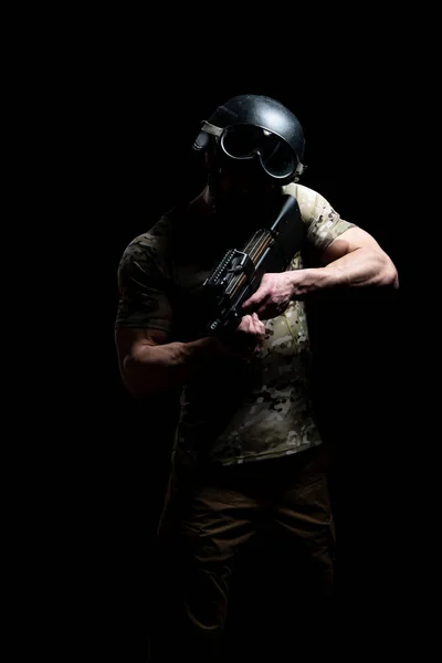 美国海军陆战队特别行动现代战争士兵与头盔火力武器准备战斗的黑色背景 — 图库照片