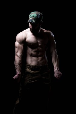 Genç Vücut Geliştiren Kaslar - Siyah Kara Yer 'de Tecrit - Boşluğu Kopyala