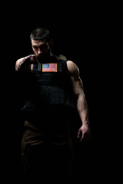 防弾ベストと私たちは黒の背景にフラグと兵士のボディビルダーの肖像画 — ストック写真