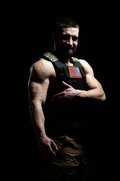 Kulturista Portrét Vojáka Neprůstřelnou Vestu Nás Vlajka Černém Pozadí — Stock fotografie