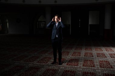 Allah 'a mescitlerde dua eden çekici bir adam.