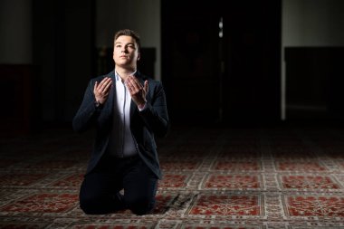 Allah 'a mescitlerde dua eden çekici bir adam.