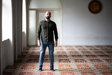 Müslüman adam camide namaz kılıyor.