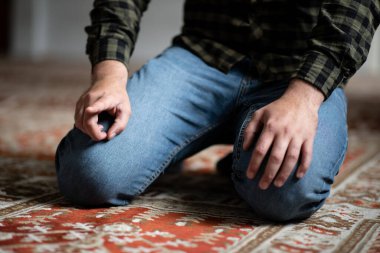 Müslüman adam camide namaz kılıyor.