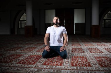 Müslüman adam camide namaz kılıyor.