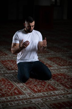 Müslüman adam camide namaz kılıyor.