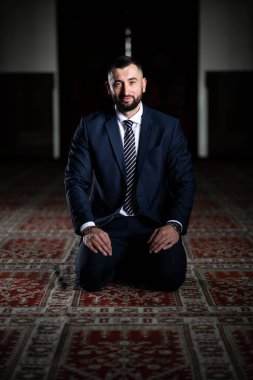 Allah 'a mescitlerde dua eden çekici bir adam.