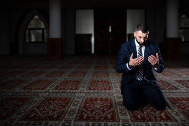 İşadamı Müslüman Camide Allah 'a Geleneksel Dua Ediyor