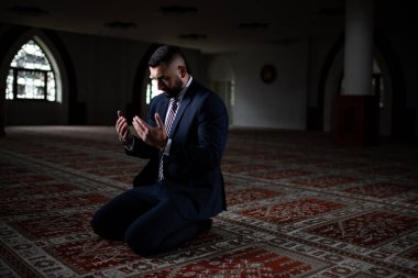 İşadamı Müslüman Camide Allah 'a Geleneksel Dua Ediyor