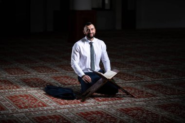 Allah 'a mescitlerde dua eden çekici bir adam.