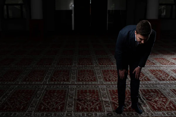 Atractivo Hombre Haciendo Oración Tradicional Dios Alá Mezquita — Foto de Stock