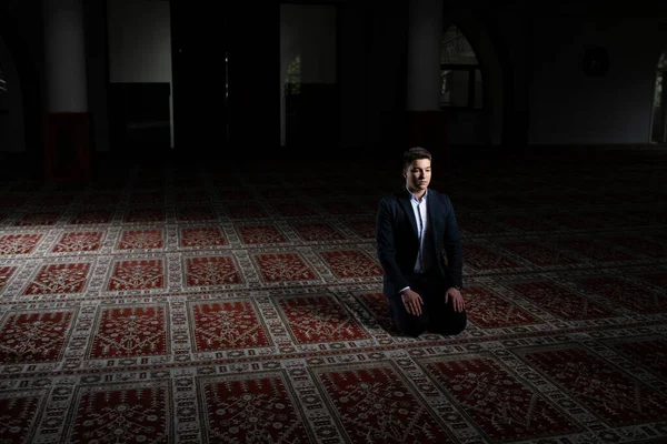 Empresário Muçulmano Fazendo Oração Tradicional Deus Alá Mesquita — Fotografia de Stock