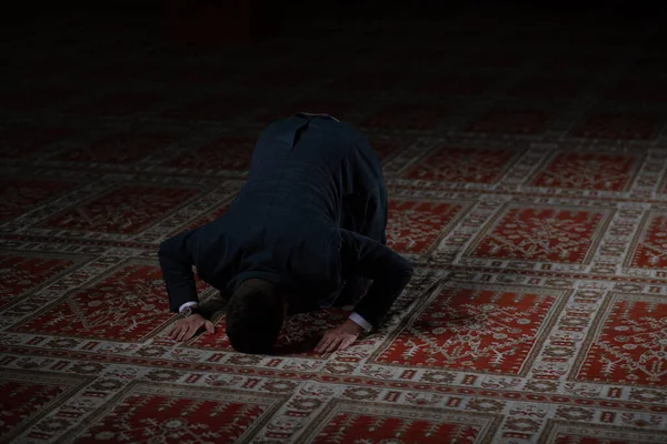 Allah Mescitlerde Dua Eden Çekici Bir Adam — Stok fotoğraf