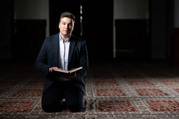 Aantrekkelijke Man Doet Traditioneel Gebed Tot God Allah Moskee — Stockfoto