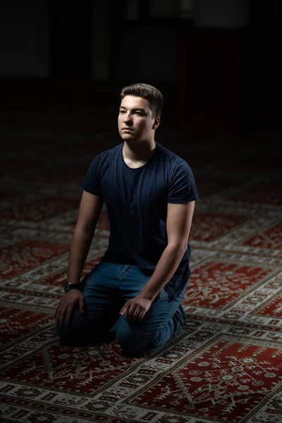 Retrato Homem Muçulmano Adulto Está Orando Mesquita — Fotografia de Stock