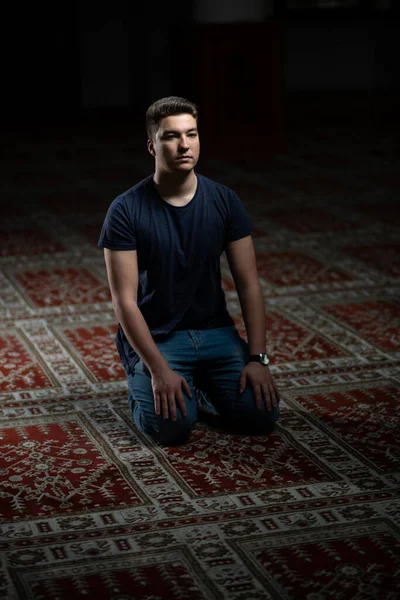 Retrato Joven Musulmán Haciendo Oración Tradicional Dios Allah — Foto de Stock